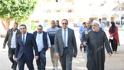 محافظ قنا يواصل جولاته الميدانية لمتابعة سير العملية الانتخابية لليوم الثاني