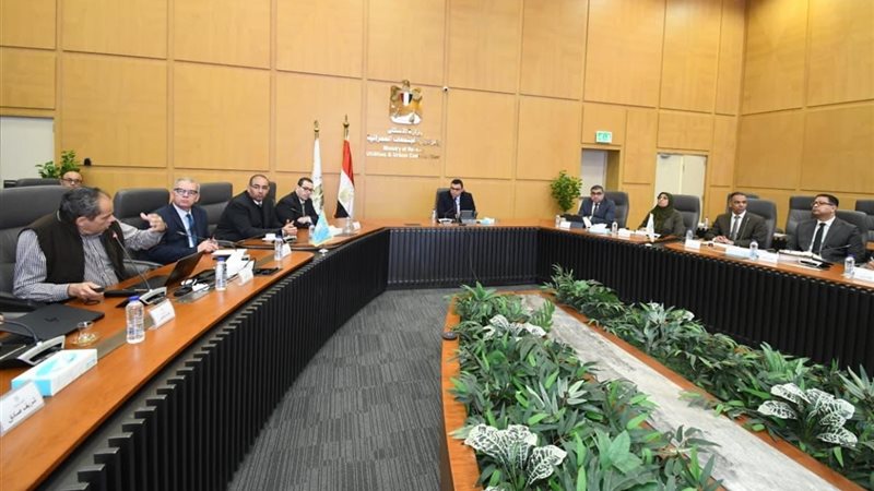 وزير الإسكان يستعرض