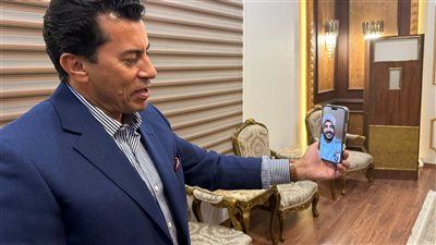 وزير الشباب والرياضة يجري مكالمة فيديو مع  