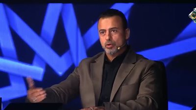 مصطفى حسني يشيد بقراءة المتسابق علي محمد مصطفى: مدرسة في حفظ القرآن 
