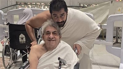 خلال أدائهما مناسك العمرة.. صورة أحمد فلوكس مع والده تحصد ملايين الإعجابات 