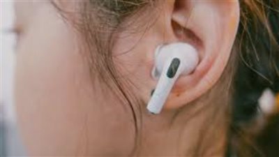 هل سماعات البلوتوث تهدد صحتك ؟ .. اكتشفي كل التفاصيل