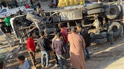 إصابة شخص بسبب انقلاب ميكروباص وونش سحب بطريق السلام