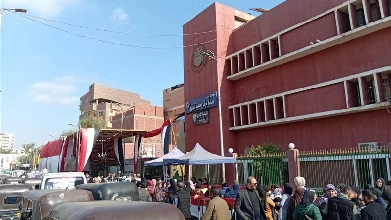 توافد الشباب والسيدات