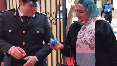 لقطة عفوية.. ناخبة توزع 
