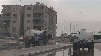 محليات السويس تواصل أعمال شفط وكسح تجمعات المياه وتطهير خطوط الصرف الصحى 