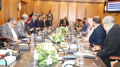 الاسكان تتابع  اجراءات تطوير أداء الهيئة القومية لمياه الشرب والصرف الصحي 
