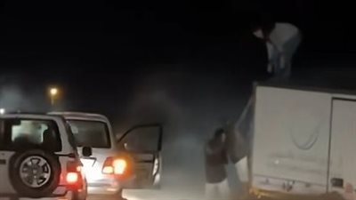 في مشهد بطولي.. سعوديون ينقذون مصريا حاصرته السيول الجارفة