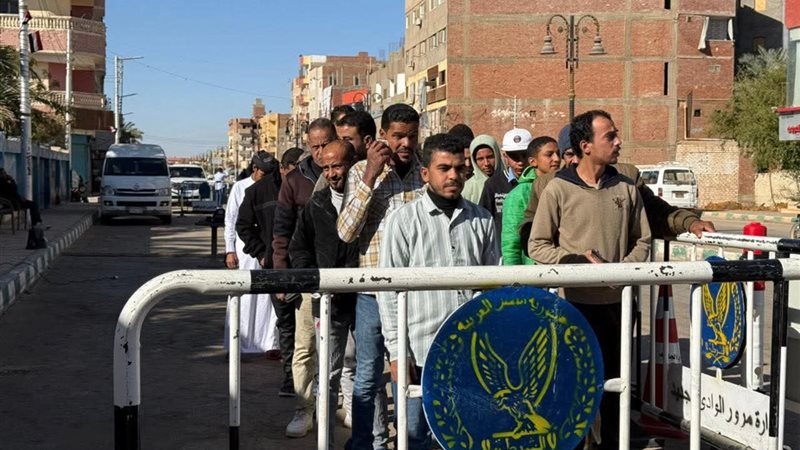 توافد الناخبين امام