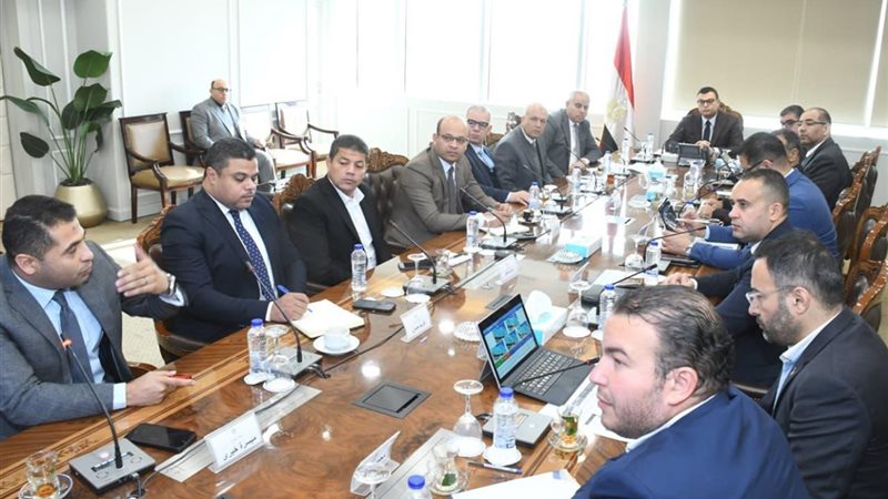 وزير الإسكان يتابع