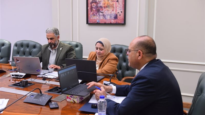 وزير العمل يشهد عبر