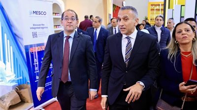 وزير المالية في حوار ودي مع المستثمرين خلال جولته بمعرض «فود أفريكا»