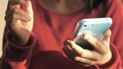 دراسة: امتلاك هواتف ذكية قبل سن المراهقة يرتبط بمخاطر صحية