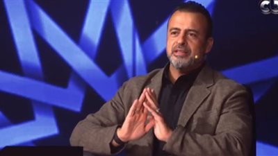 مصطفى حسني لمتسابق «دولة التلاوة»: لا تحزن ما دام الله معنا