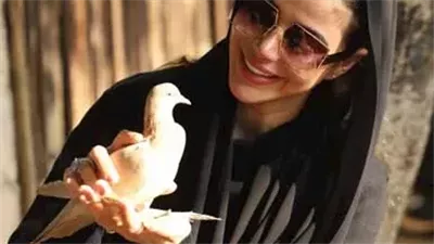 بالحجاب الأسود.. يارا السكري تداعب الحمام في أحدث جلسة تصوير 