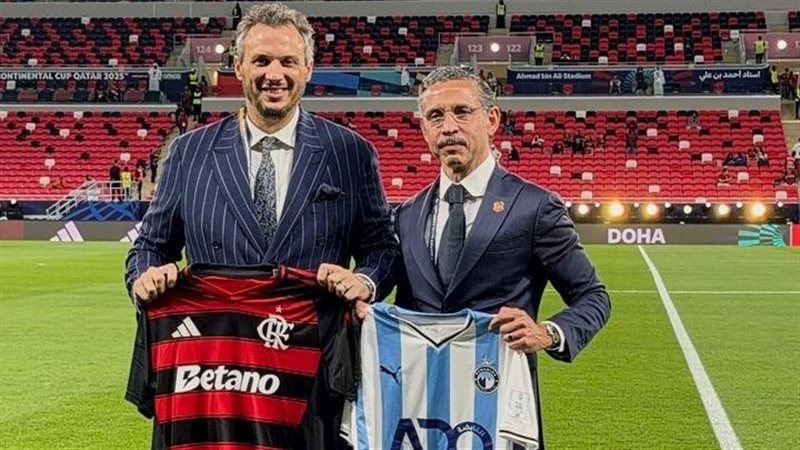 بيراميدز يتبادل الهدايا