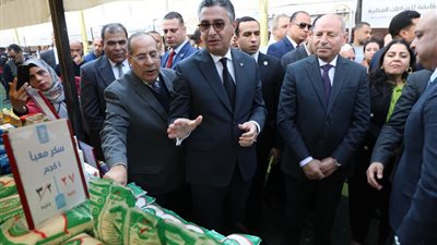 محافظ القاهرة و وزير التموين يتفقدون سوق اليوم الواحد بالمرج
