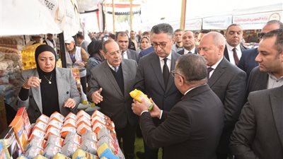 وزير التموين ومحافظ القاهرة يفتتحان سوق «اليوم الواحد» بالمرج