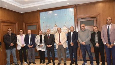 استعدادًا لبدء عملها.. محافظ بورسعيد يعقد اجتماعًا مع شركة النظافة الجديدة 