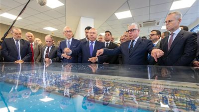 الوزير وجمال الدين يشهدان التشغيل التجريبي لمحطة البحر الأحمر لتداول الحاويات 