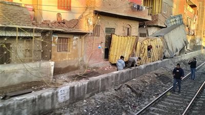 عودة حركة القطارات بعد توقفها بسبب حادث انقلاب حاويات قطار طوخ