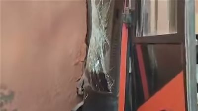 استيقظ من نومه على أتوبيس بجوار سريره.. باص مدرسي يقتحم غرفة نوم مواطن بالعبور