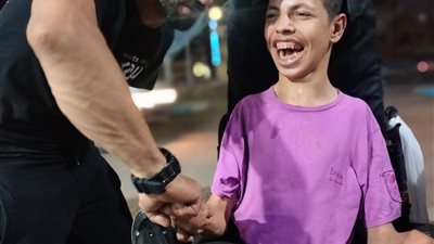 حصاد 2025.. حمادة قصبة شاب  بذراعٍ واحدة ألهم العالم من محافظة السويس  