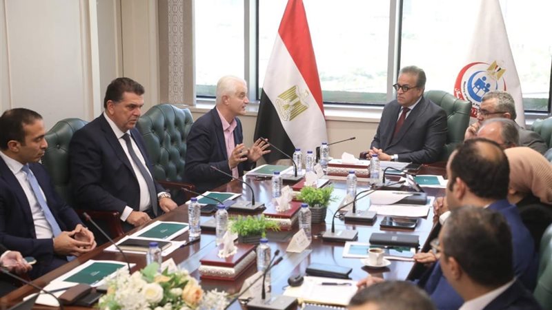 وزير الصحة يعقد اجتماعًا