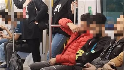 مفاجأة بشأن واقعة صورة المترو لشباب تجاهلوا وقوف الفتيات.. إجراء قانوني عاجل