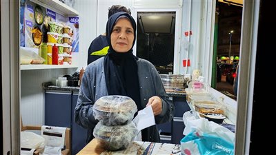 من مطبخ بسيط إلى أيقونة الحلوى الشعبية.. قصة نجاح أم رنيم ببورسعيد