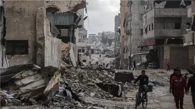 غزة تحت النار.. قصف مدفعي وطائرات مروحية تستهدف شمال وجنوب القطاع