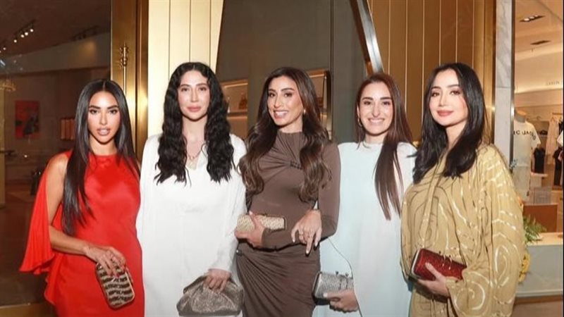 النجمات يدعمن علامة