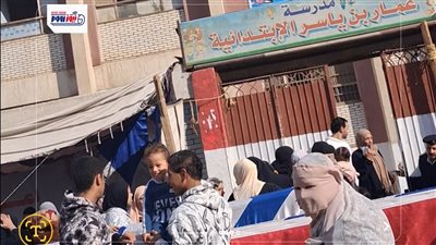الكثرة للنساء.. حشد جماهيري أمام لجنة مدرسة عمار بن ياسر بالمقطم