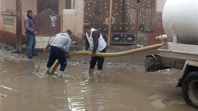 بتوجيهات محافظ البحيرة.. كسح مياه الأمطار وتطهير بيارات الصرف بشبراخيت