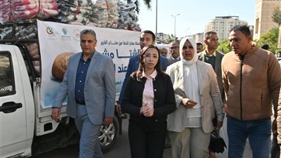 ضمن حملة «صناع الدفا».. محافظ البحيرة تشهد اصطفاف قافلة مؤسسة «صناع الخير»