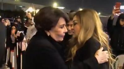 في عزاء شقيقة الزعيم.. أول ظهور لـ فردوس عبدالحميد بعد أنباء إصابتها بكورونا