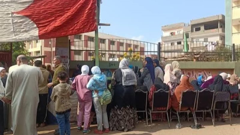 توافد الناخبين امام