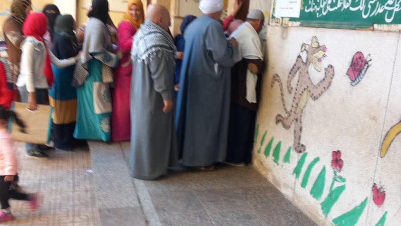 توافد الناخبين امام