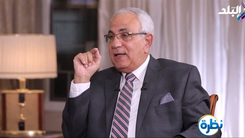  المفكر والكاتب عادل