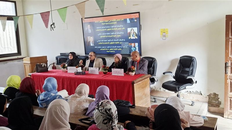 جانب من الندوة بكلية