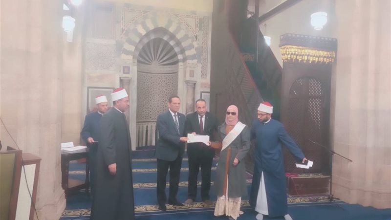 تسليم الجوائز لذوي
