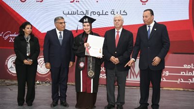 محافظ الدقهلية ووزير التعليم يشهدان تخرج الدفعة الأولى بجامعة المنصورة الجديدة