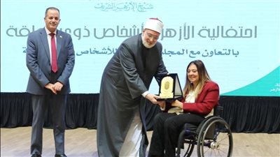 محمد الضويني وكيل الأزهر الشريف يهدي درع الأزهر الشريف للدكتورة إيمان كريم 