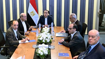 رئيس الوزراء يجتمع مع وزير الطيران لاستعراض استراتيجيات تطوير شركة مصر للطيران