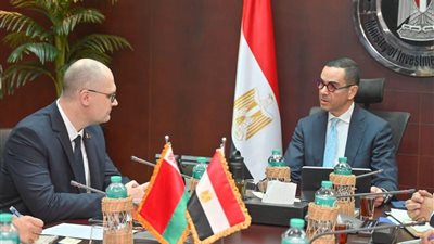 وزير الاستثمار يلتقي سفير بيلاروسيا لتعزيز العلاقات التجارية والاستثمارية
