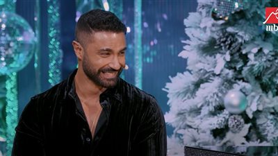 كريم فهمي: «أنا أب بلعب مع ولادي وبغنّي لهم أغنية خاصة من تأليفي»