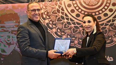 بحضور أشرف عبد الباقي ووفاء عامر.. توزيع جوائز آمال العمدة ومفيد فوزي 