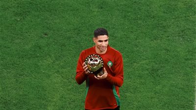 أشرف حكيمي يحتفل في افتتاح أمم إفريقيا المغرب 2025 بجائزة الأفضل بالقارة
