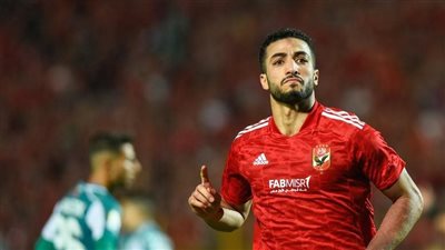 اللاعب محمد عبد المنعم يؤدي مناسك العمرة وينشر صورًا من الحرم المكي 