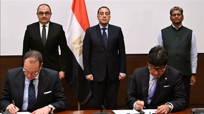 جانب من التوقيع 